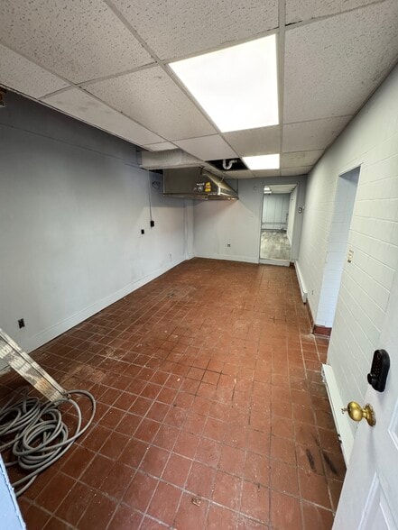 687 Belmont St, Belmont, MA for lease - Interior Photo - Image 3 of 10