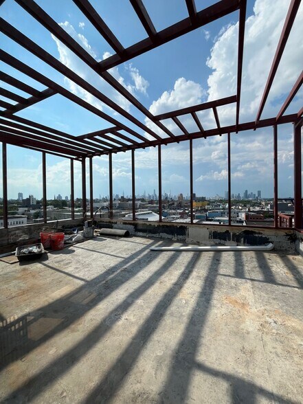 310 Meserole St, Brooklyn, NY for lease - Building Photo - Image 2 of 63