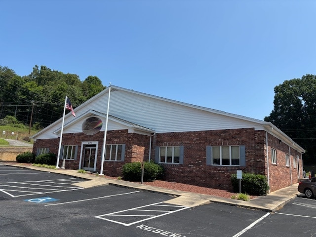 1075 Spruce St, Martinsville, VA for lease - Primary Photo - Image 1 of 1
