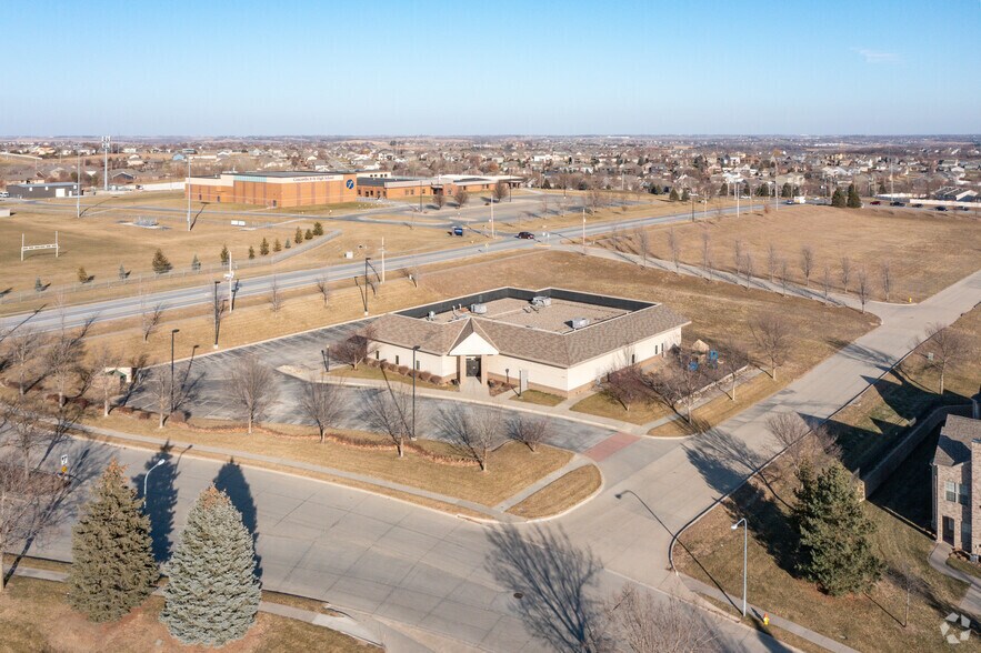 5225 N 158th Ave, Omaha, NE for lease - Building Photo - Image 2 of 11