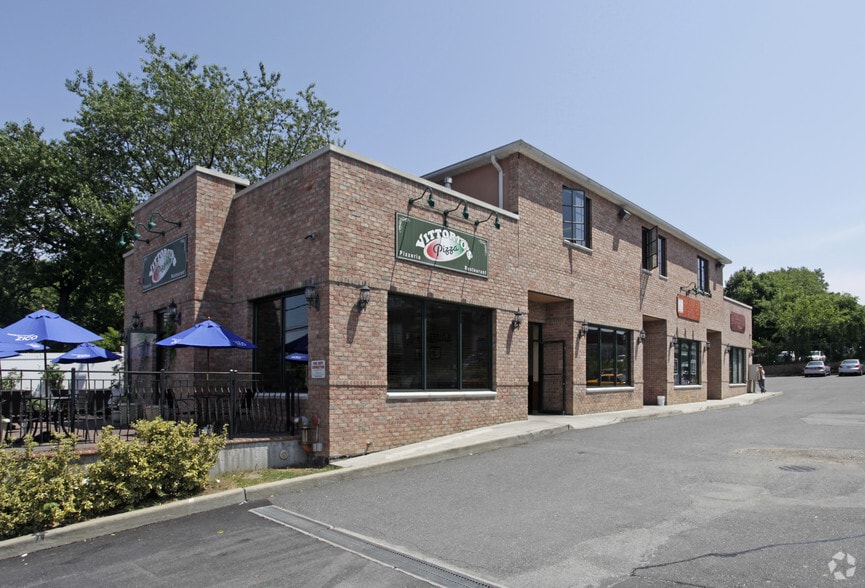 21 Cedar Swamp Rd, Glen Cove, NY for sale - Primary Photo - Image 1 of 1