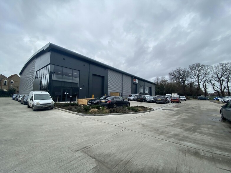 Station Approach, Waltham Cross for lease - Building Photo - Image 2 of 16