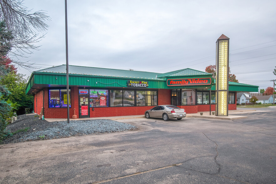 606 W Main St, Waupun, WI for lease - Building Photo - Image 2 of 9