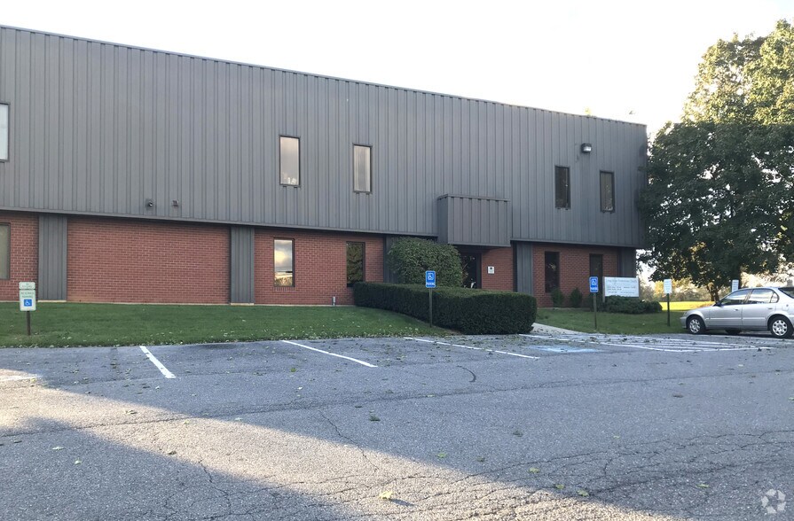 330 Schantz Rd, Allentown, PA for lease - Building Photo - Image 2 of 3