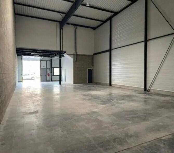 Flex in Aubergenville for lease - Interior Photo - Image 2 of 8