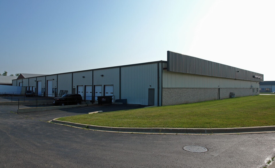 9210-9228 Trinity Dr, Lake In The Hills, IL for lease - Building Photo - Image 3 of 7