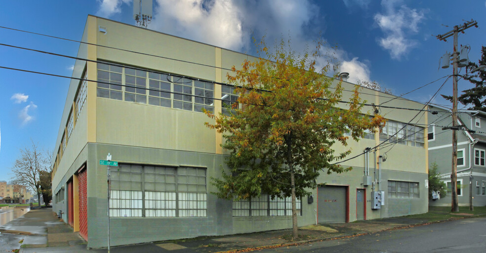 1875 SE Belmont St, Portland, OR for lease - Building Photo - Image 1 of 6