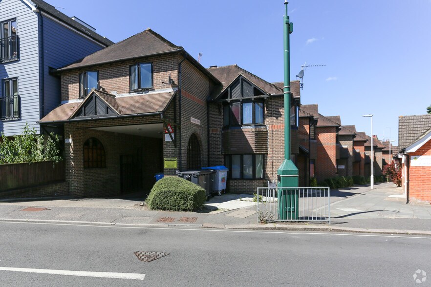 Cantelupe Rd, East Grinstead, RH19 3BG