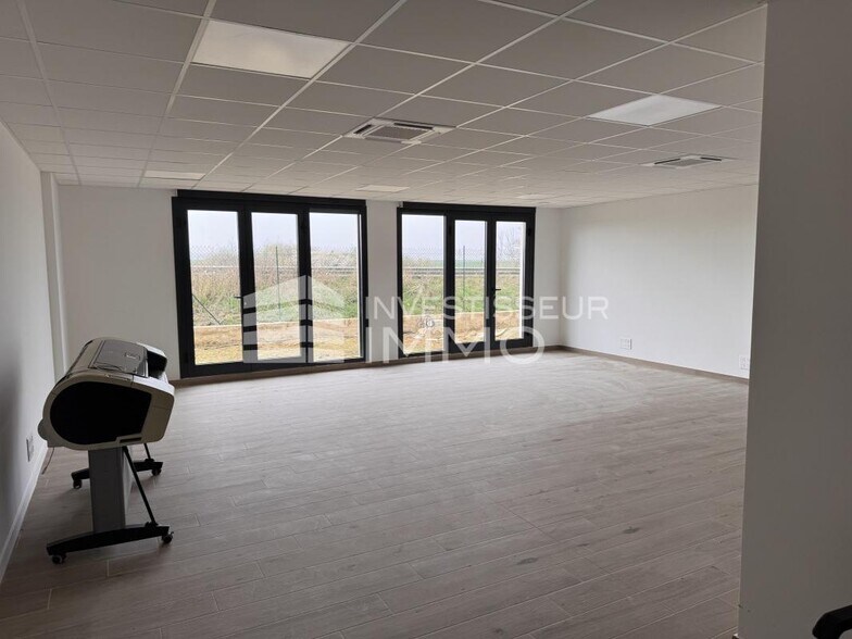 Office in Saint-Pathus for lease - Interior Photo - Image 3 of 9