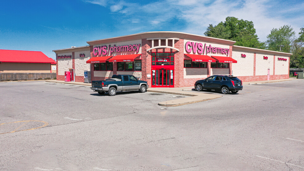 705 W Main St, Benton, IL for sale - Building Photo - Image 1 of 1