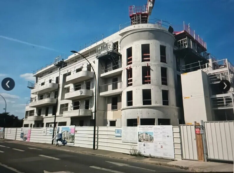 Retail in Le Plessis-Trévise for lease - Construction Photo - Image 1 of 6