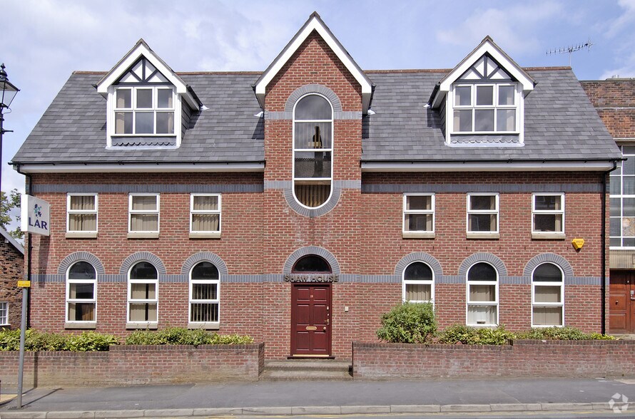 18 Shaw Rd, Stockport, CHS SK4 4AE