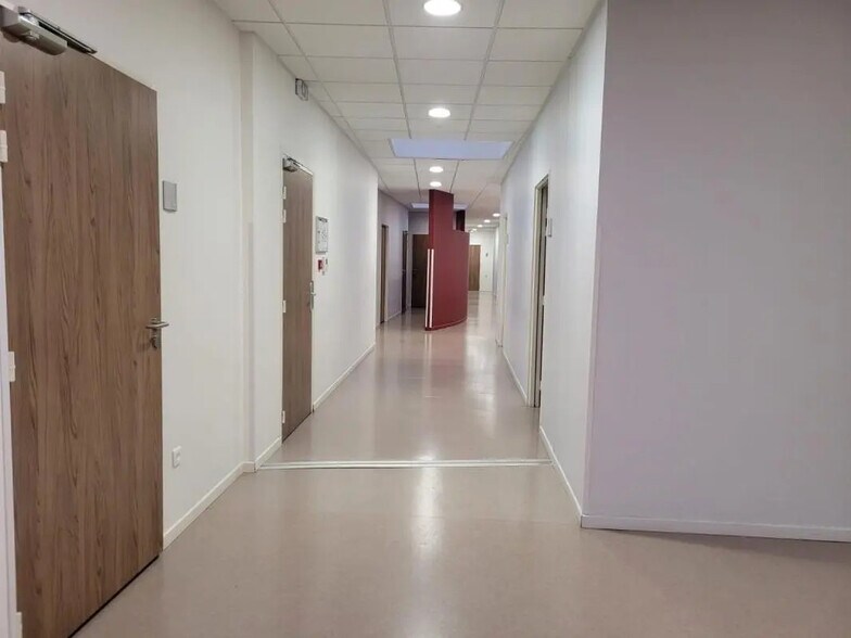 54 Rue Serpenoise, Metz for lease - Interior Photo - Image 3 of 4