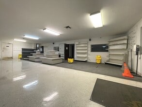 1585 Seaboard St, Fort Myers, FL for sale Interior Photo- Image 2 of 6