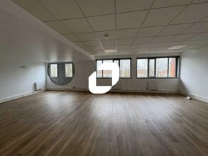 Office in Voisins-le-Bretonneux for sale Interior Photo- Image 2 of 11