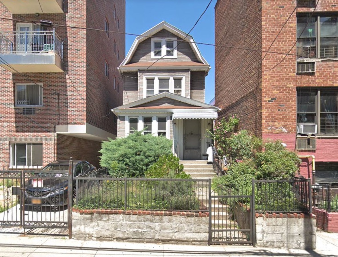 4241 Judge St, Elmhurst, NY 11373