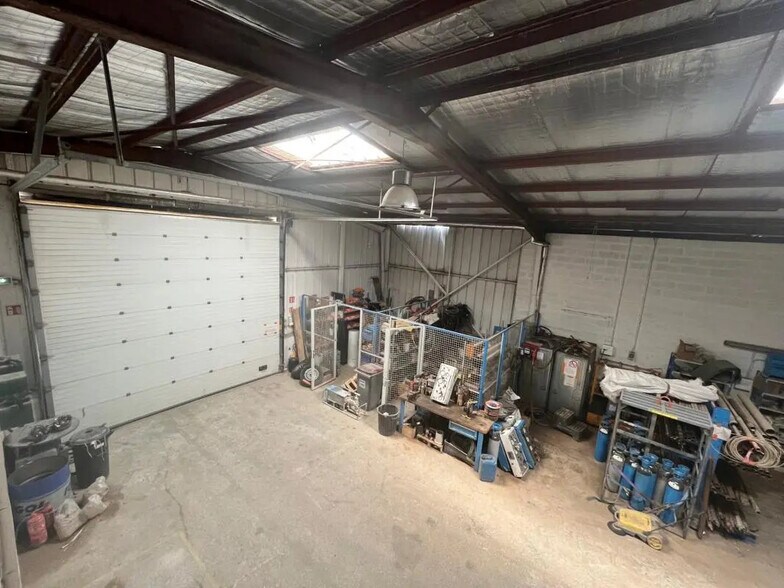 Flex in Vitrolles for lease - Interior Photo - Image 3 of 6