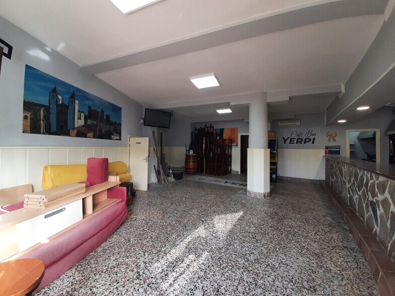 Retail in Cáceres for lease - Building Photo - Image 3 of 11