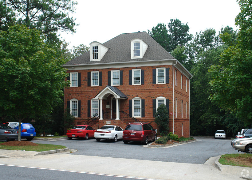 585 Colonial Park Dr, Roswell, GA for sale - Building Photo - Image 1 of 32