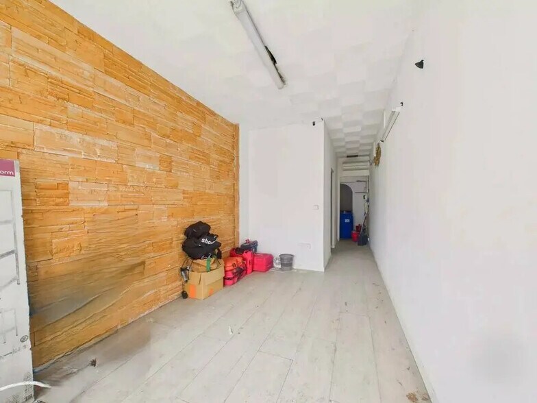 Retail in Vallauris for lease - Interior Photo - Image 2 of 2