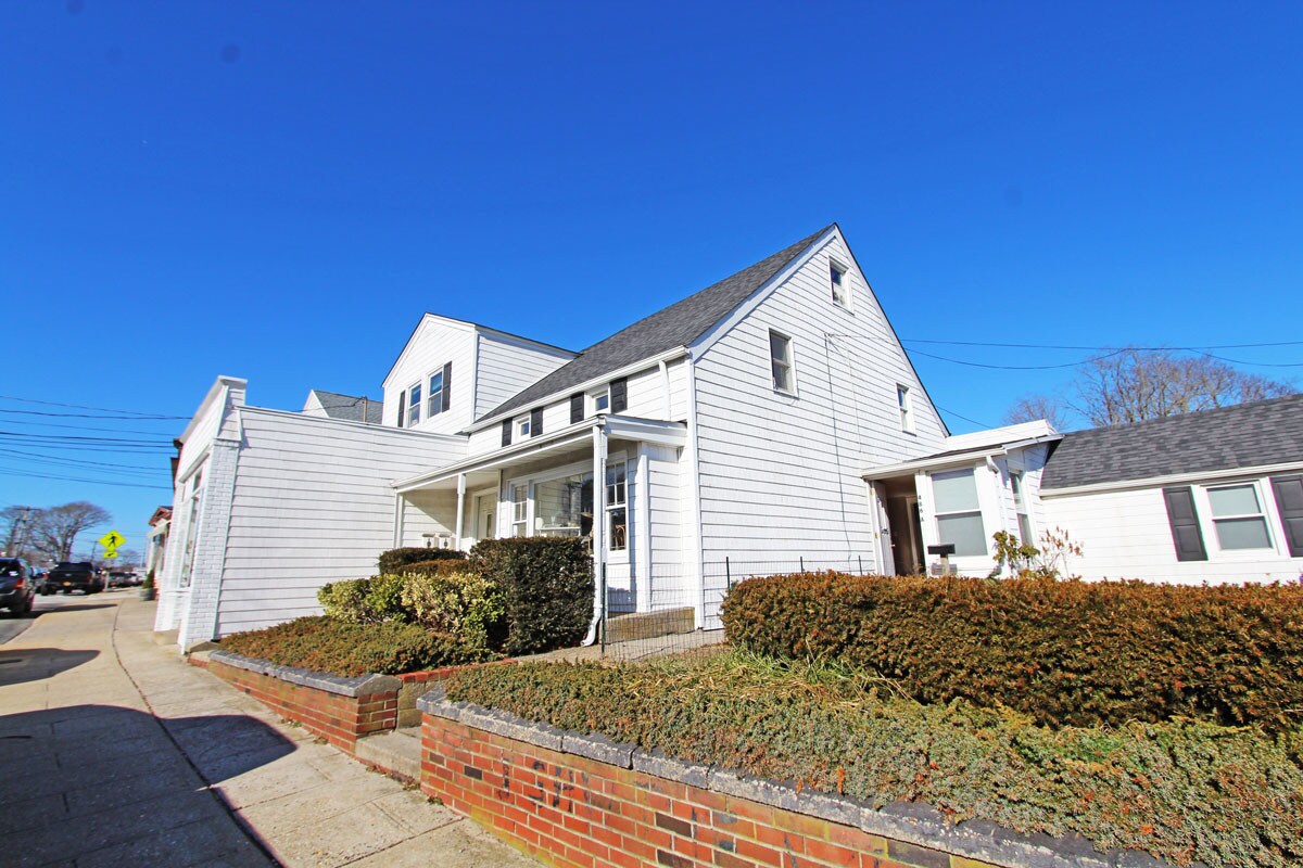 486 Montauk Hwy, Eastport, NY 11941