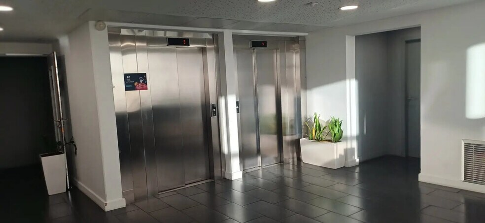 Office in Montpellier for lease - Building Photo - Image 2 of 7