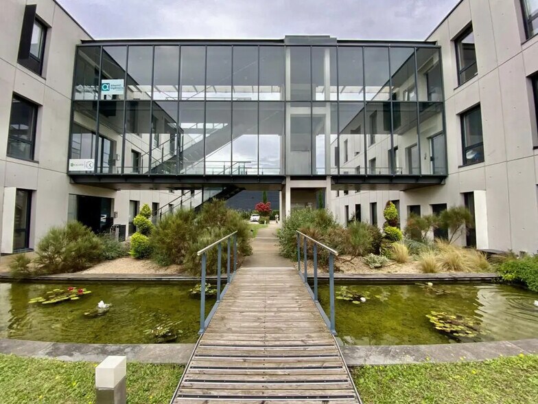 Office in Saint-Priest for lease - Building Photo - Image 2 of 20