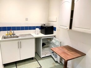 98 Thorpe Lea Rd, Egham for lease Interior Photo- Image 1 of 6