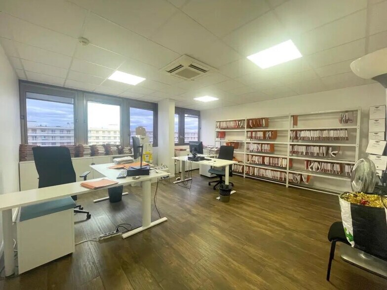 Office in Poissy for lease - Interior Photo - Image 2 of 9