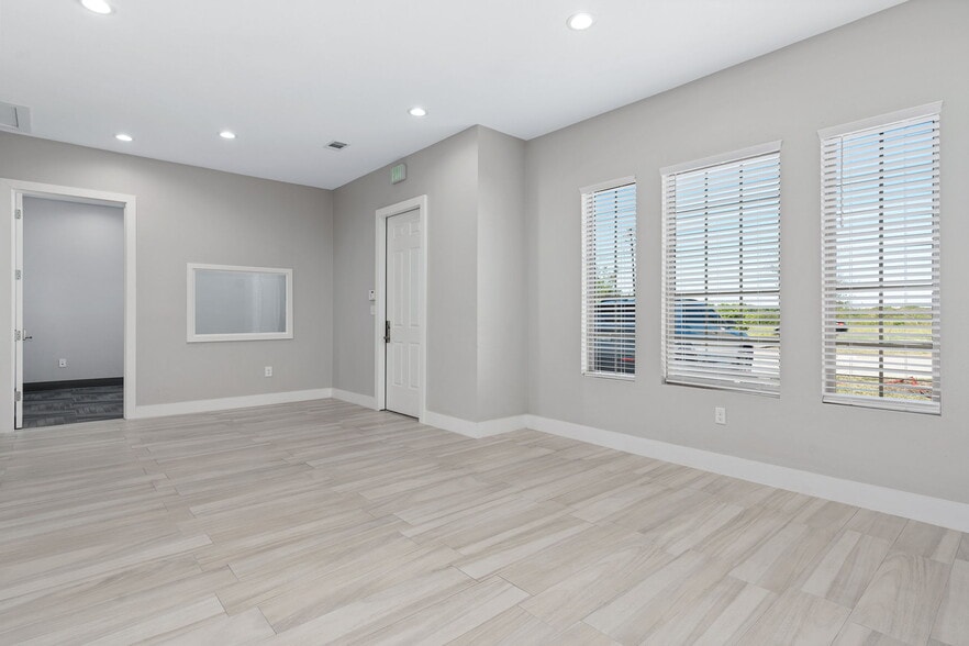 8212 Liberty Grove Rd, Rowlett, TX for sale - Lobby - Image 2 of 32