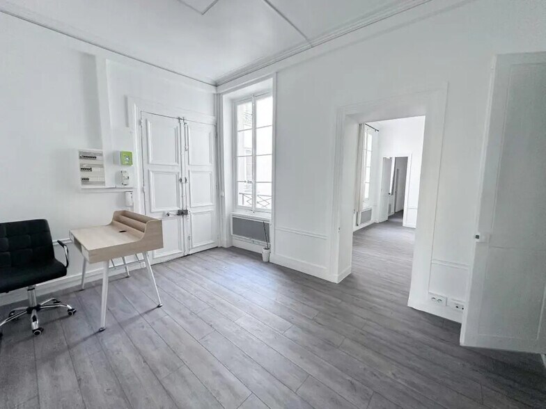 Office in Paris for lease - Building Photo - Image 1 of 4