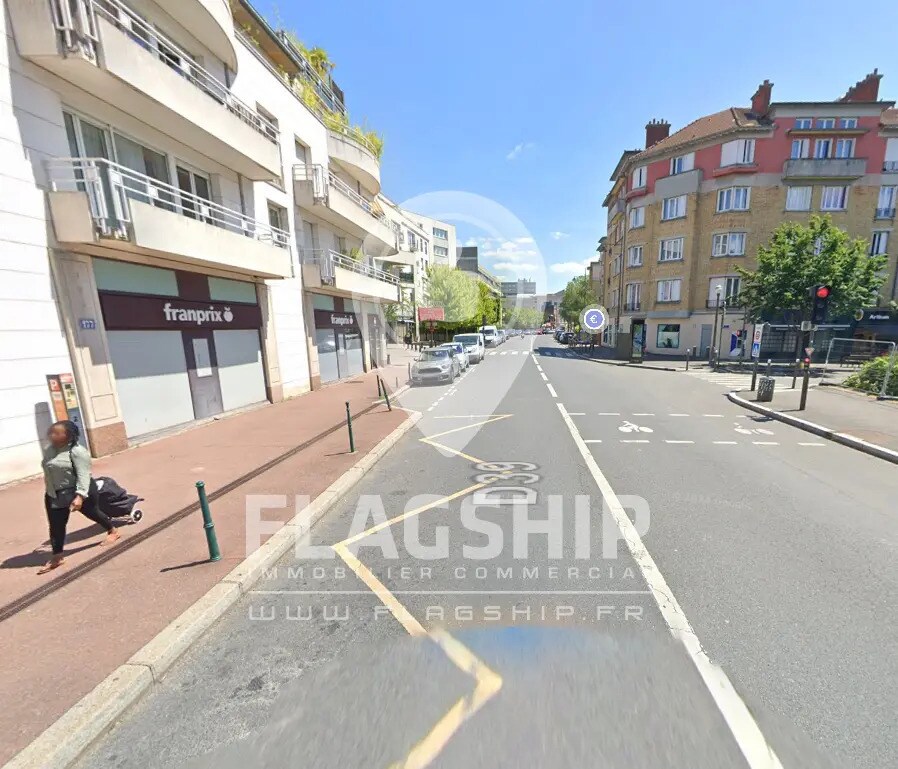 Retail in Rueil-Malmaison for lease Building Photo- Image 1 of 4
