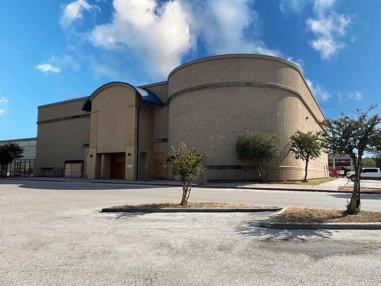 251 W Greens Rd, Houston, TX for lease - Building Photo - Image 1 of 1