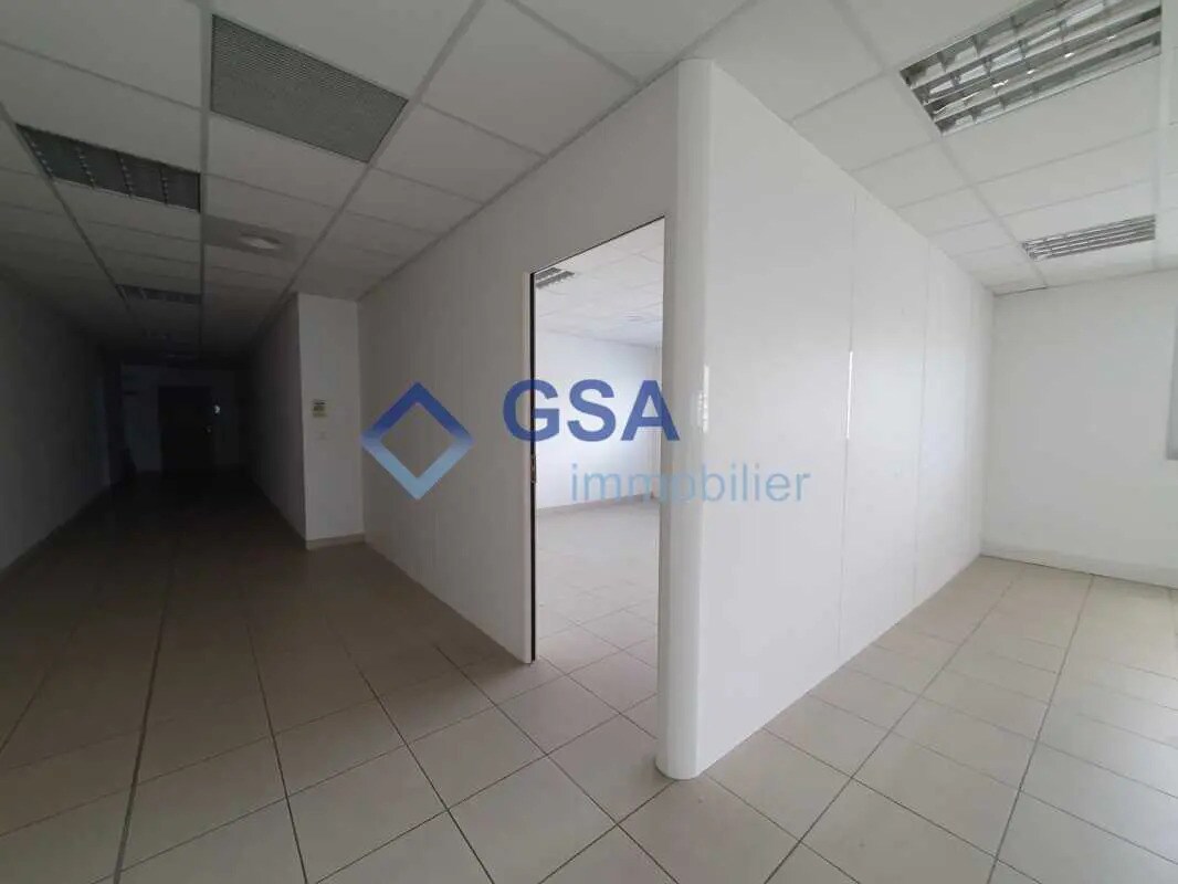 Office in Grigny for lease Interior Photo- Image 1 of 9