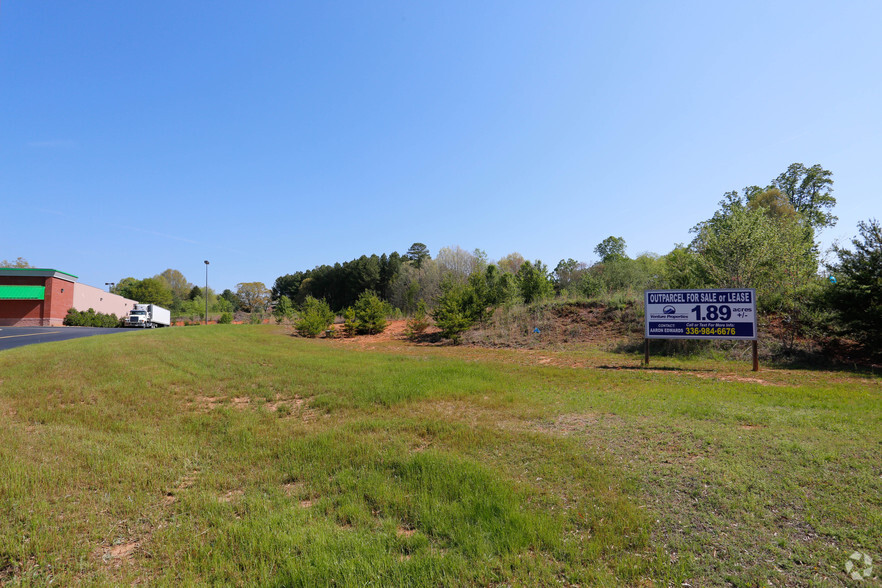 2380 W Highway 10, Newton, NC for lease - Primary Photo - Image 1 of 4