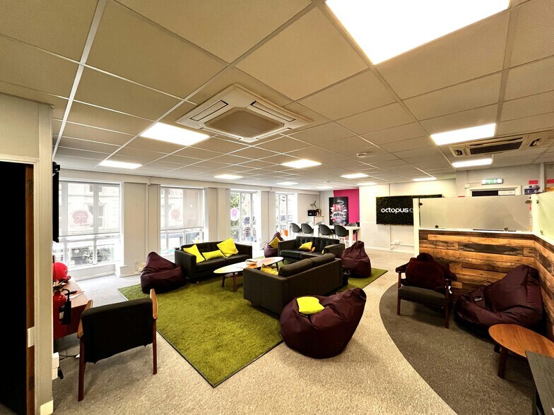 119 West St, Fareham for lease - Interior Photo - Image 2 of 6