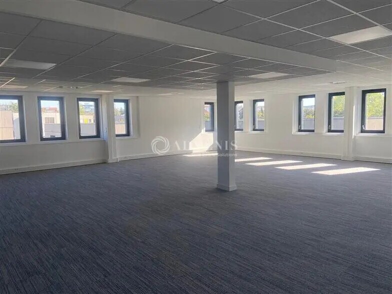 Office in Vénissieux for lease - Building Photo - Image 3 of 5