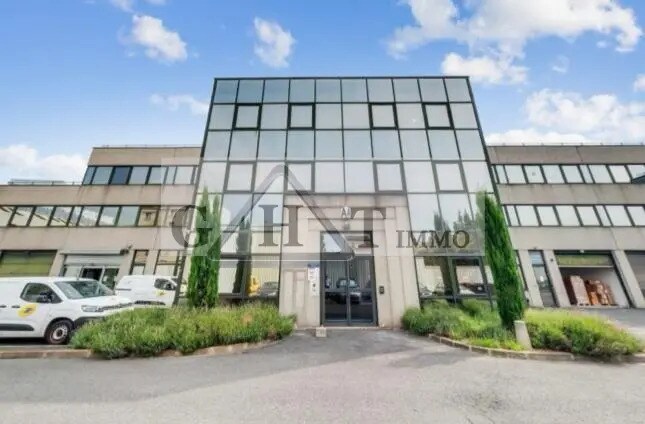 Industrial in Ivry-sur-Seine for lease Building Photo- Image 1 of 5