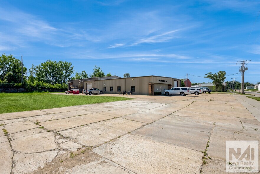 1265 Hawkeye Dr, Hiawatha, IA for lease - Building Photo - Image 3 of 17