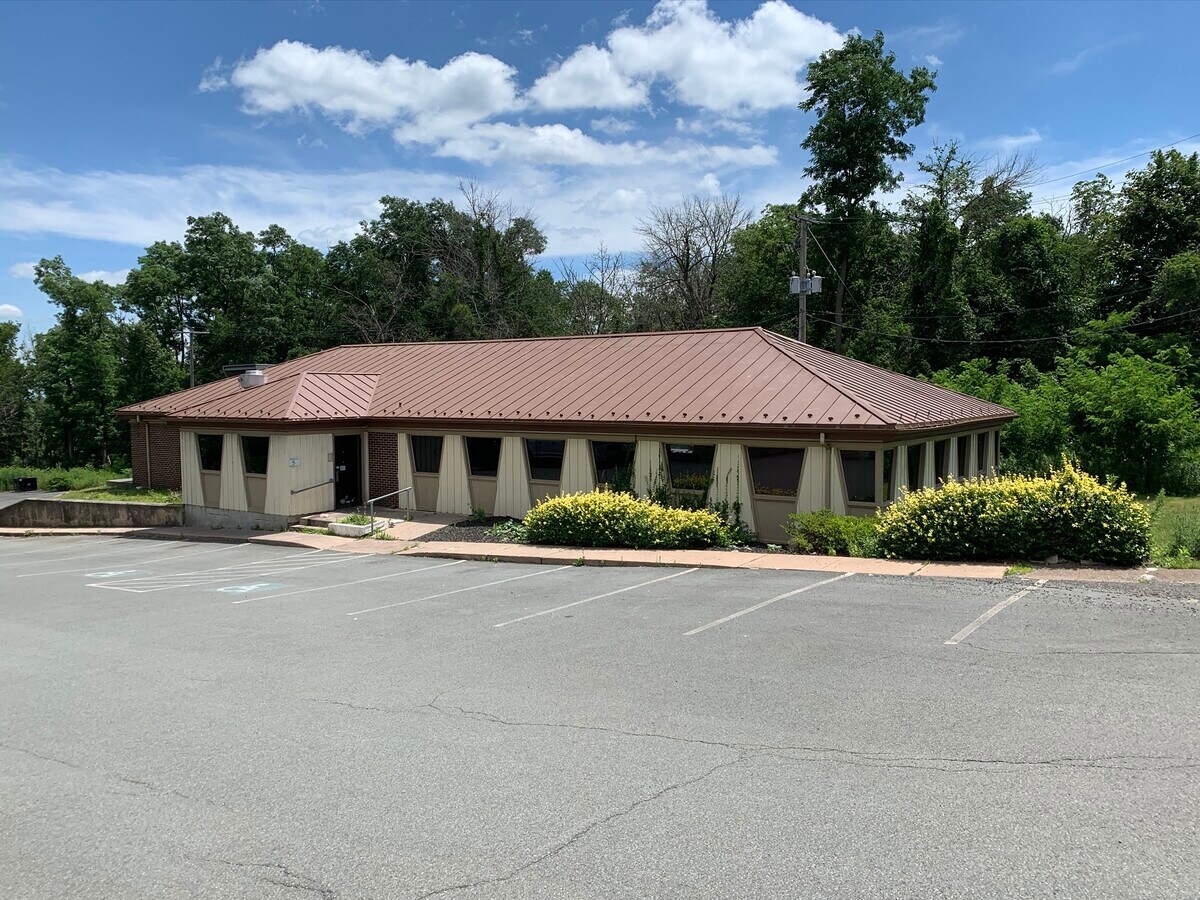 5 Sterling Rd, Mount Pocono, PA 18344