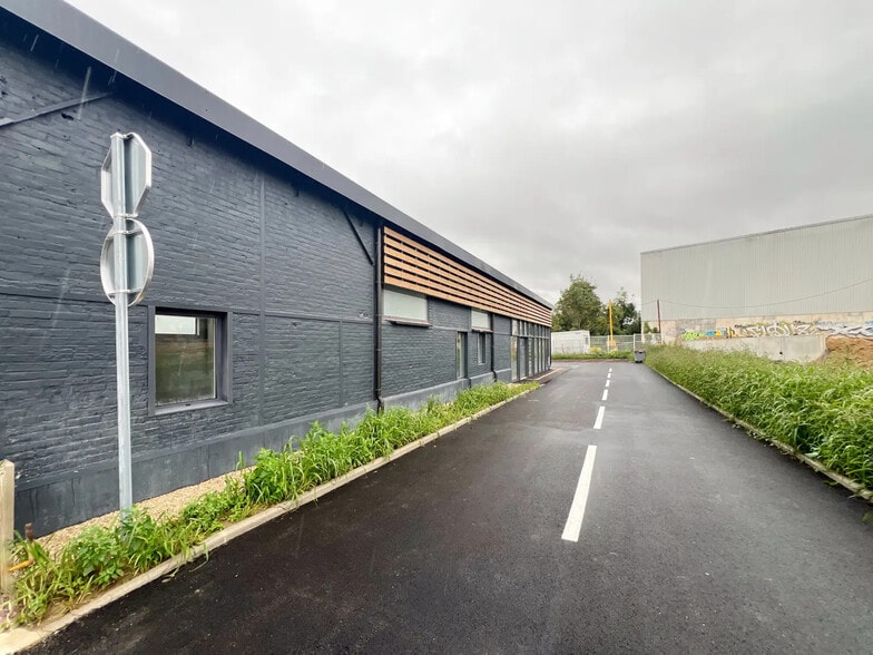 Retail in Allonne for lease - Building Photo - Image 3 of 5