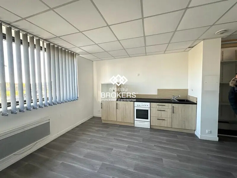 Flex in Le Mesnil-Amelot for lease - Interior Photo - Image 2 of 3