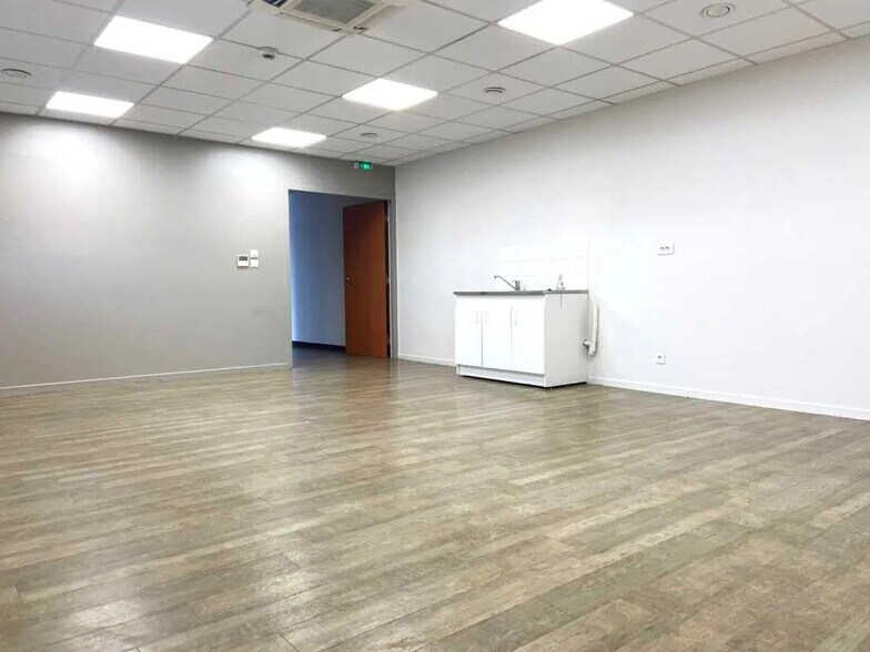 Office in Limas for lease - Building Photo - Image 3 of 5