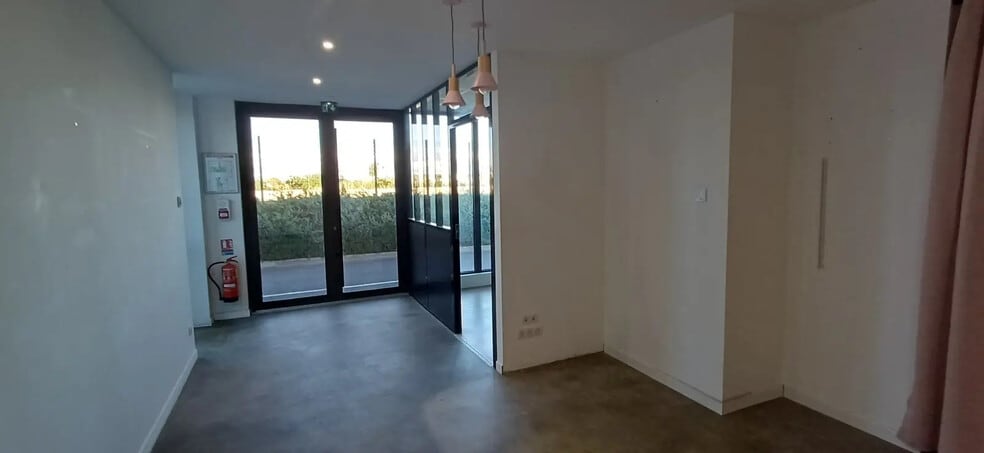 Office in Mauguio for lease - Interior Photo - Image 2 of 9