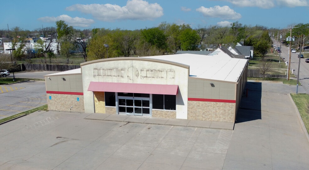 2301 S Seneca St, Wichita, KS for lease - Building Photo - Image 1 of 2