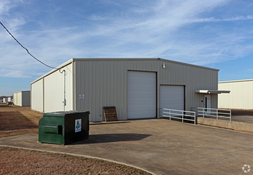207 Industrial Dr, Forney, TX for lease - Building Photo - Image 3 of 3