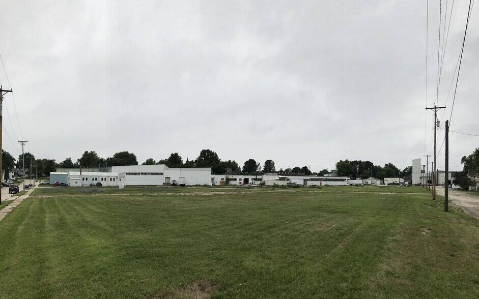 315 W Mill St, Beaver Dam, WI for lease - Building Photo - Image 2 of 46