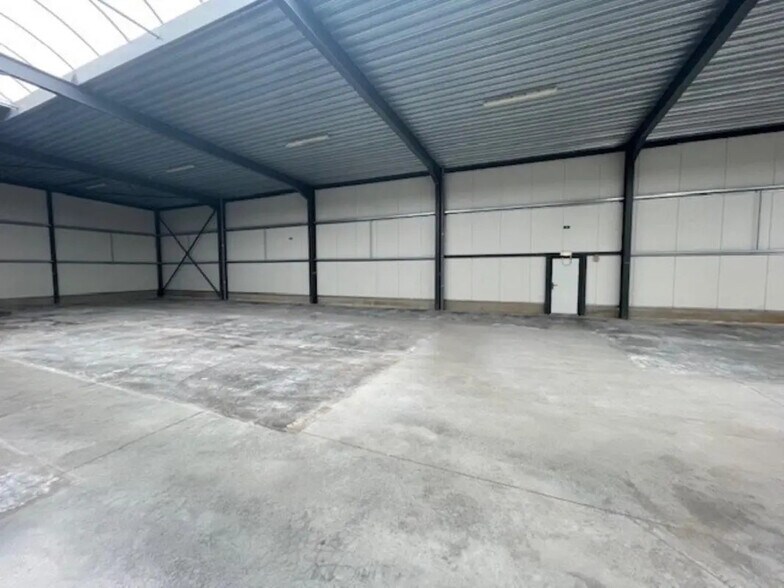 Flex in Escaudain for lease - Interior Photo - Image 3 of 23