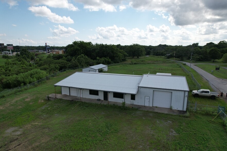 811 E Industry Rd, Henryetta, OK for sale - Building Photo - Image 1 of 15
