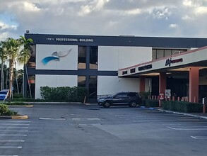 17985 Biscayne Blvd, Miami, FL for lease Building Photo- Image 1 of 1